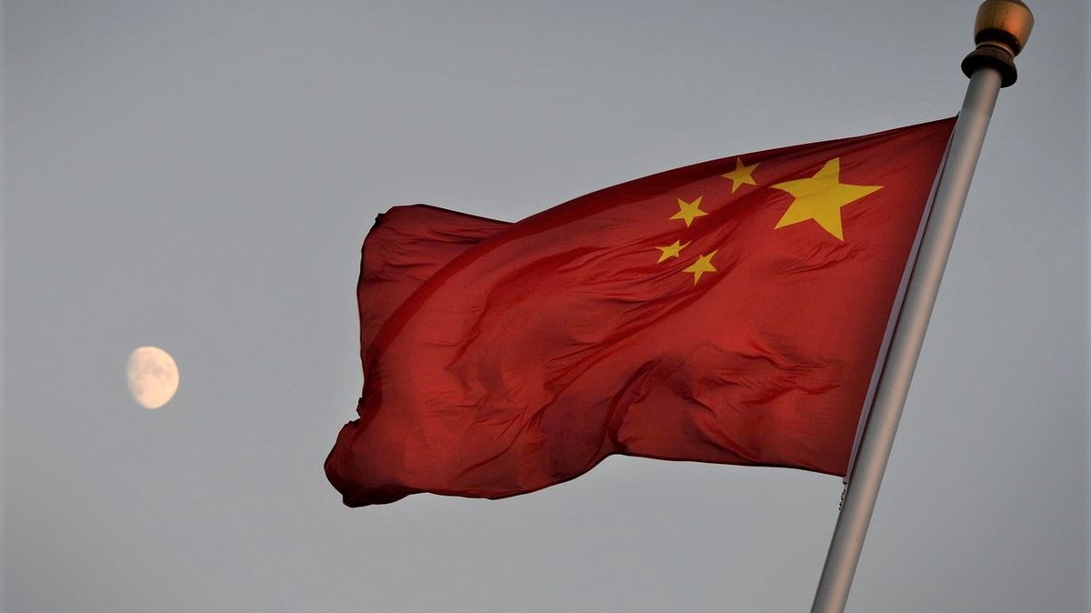 Číňané mají na Měsíci svou vlajku. Na rozdíl od americké nevybledne